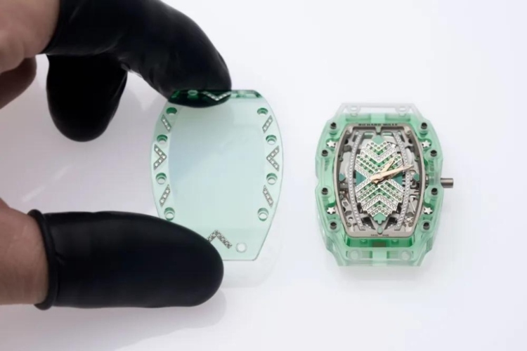 richard-mille-predstavlja-cetiri-nove-vibrantne-varijante-iz-kolekcije-rm-07-02-automatic-sapphire-7