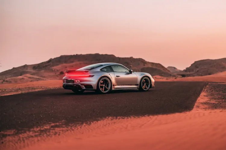 jedinstveni-porsche-911-turbo-remastered-ide-na-aukciju-savrsen-spoj-nasleda-i-moderne-performanse-7