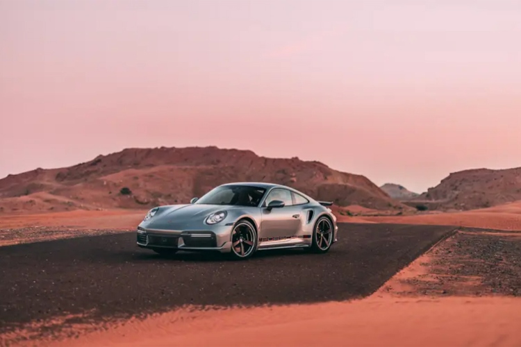 jedinstveni-porsche-911-turbo-remastered-ide-na-aukciju-savrsen-spoj-nasleda-i-moderne-performanse-8