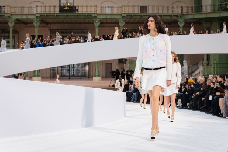 chanel-predstavlja-proleceleto-haute-couture-kolekciju-2025-oda-boji-i-vecnom-luksuzu-2