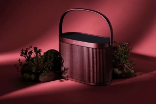 Bang & Olufsen predstavlja Beosound A5 Cranberry Red Atelier Edition za prazničnu sezonu