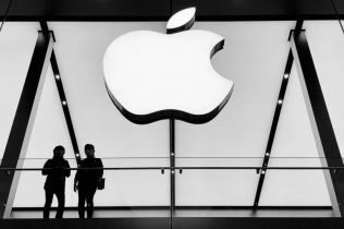 Apple postaje prvi svetski brend vredan trilion dolara