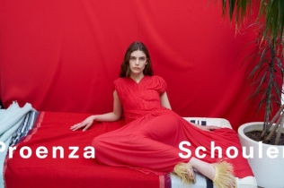 Proenza Schouler proleće 2025: Umetnost rekonstrukcije