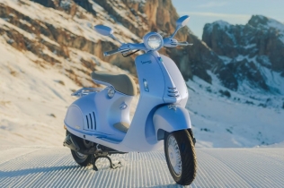 Limitirana edicija Vespa 946 Snake: Simbol luksuza i inovacije povodom Godine zmije